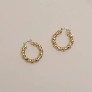 Elegante Creolen mit 14k Vergoldung und gedrehtem Design mit glänzendem Finish