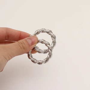 Elegante, versilberte 14k Creolen mit gedrehtem Spiraldesign und Textur für Damen