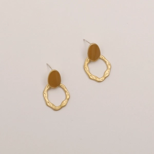 Minimalist matte brown enamel earrings with wavy gold hoops for a vintage look