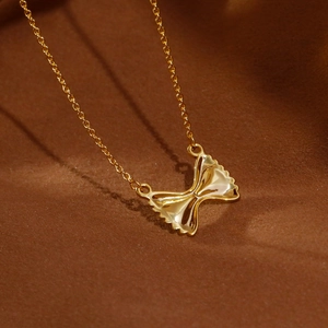Elegante gouden strik ketting met gepolijste afwerking en fijne ketting voor dames
