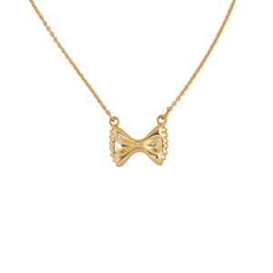 Elegante gouden strik ketting met getextureerde hanger en fijne O-ketting op wit