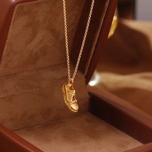 Collana con Pendente a Forma di Scarpa Ginnica Oro Placcato Rame Zirconia Catena a Girocollo Regolabile Gioielli da Donna