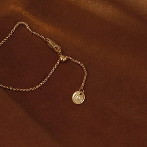 Elegante collana con ciondolo a scarpa dorata e chiusura a moschettone regolabile