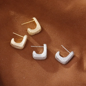 Orecchini a Bottone in Rame Geometrici Minimalisti Vintage per Donna Texture in Metallo Spazzolato a Forma di J Placcato Oro Argento Gioielli Accessori
