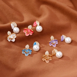 Boucles d'oreilles fleur dorées avec émail, oxydes de zirconium et perles blanches