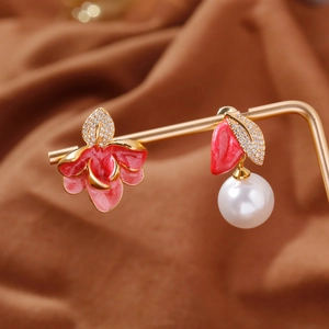 Boucles d'oreilles asymétriques fleurs en émail rouge avec perle blanche et dorures