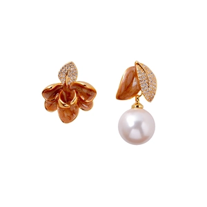 Boucles d'oreilles asymétriques en émail marron avec fleurs, feuilles et perles blanches