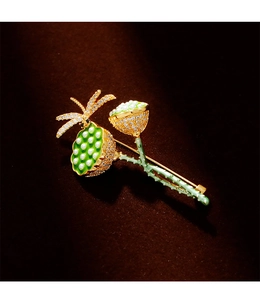Detailaufnahme der Lotus-Emaille-Brosche mit Perlen und funkelnden Zirkoniasteinen