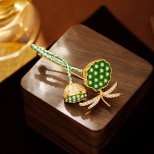 Elegante Lotus- und Libellen-Emaille-Brosche mit Perlen auf einem Holz-Display-Sockel