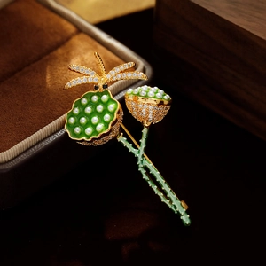 Eleganter Gold-Lotus- und Libellen-Emaille-Anstecknadel mit weißen Perlen