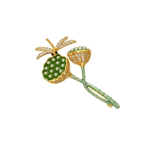 Eleganter Gold-Emaille-Brosche mit Lotossamen und Libelle, verziert mit Perlen