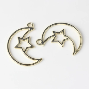 Detailansicht der hohlen Mond- und Sternanhänger aus Goldlegierung für DIY-Schmuck