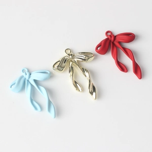 Tres colgantes de lazo de aleación en azul, dorado y rojo para joyería artesanal