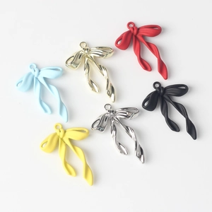 Set de colgantes de lazo para joyería DIY en seis colores con acabado metálico