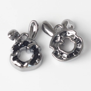 Detailaufnahme silberner Hasen-Donut-Anhänger mit glatter Oberfläche für DIY-Schmuck