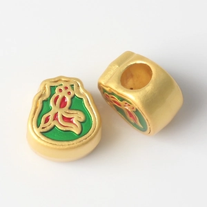 Détail de perles lotus en émail vert avec finition dorée mate pour création de bijoux