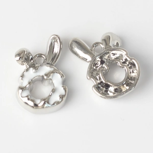 Detailansicht der versilberten Hasenanhänger mit weißem Emaille für DIY-Schmuck