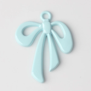 Detalle del colgante de lazo azul claro con acabado esmaltado para joyería DIY