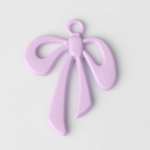 Detalle de colgante de lazo color lavanda con acabado mate suave y anillo de sujeción