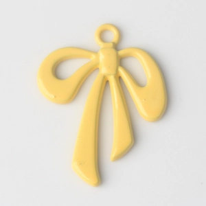 Detalle de colgante de lazo amarillo esmaltado con aro para joyería DIY y collares