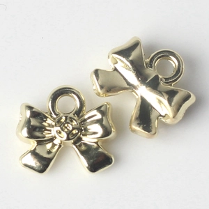 Detalle de colgantes de lazo dorado brillante con anillas para creación de joyas DIY