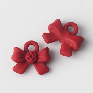 Detalle de colgantes de lazo en aleación rojo mate con anillas para joyería DIY