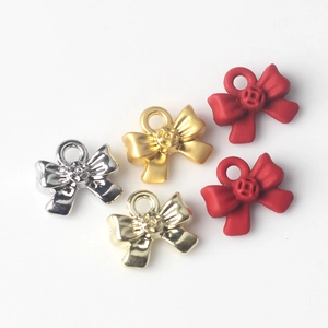Colgantes de lazo de aleación en oro, plata y rojo para collares de joyería DIY