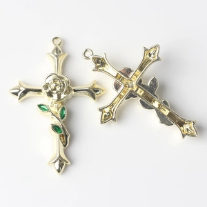 Vue détaillée de l'avant et de l'arrière du pendentif croix dorée avec rose