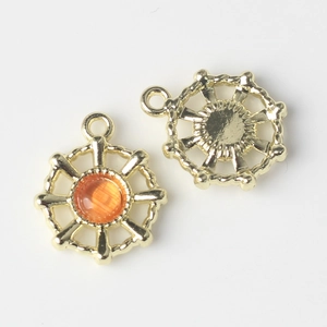 Detaillierte Vorder- und Rückseite goldener Sonnenanhänger mit orangefarbenem Harzstein