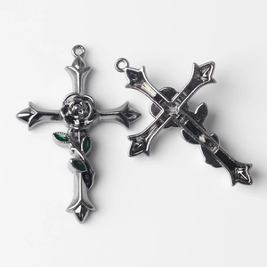 Détail d'un pendentif croix avec rose et feuilles en émail vert, vues avant et arrière