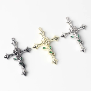 Pendentifs croix gothiques avec relief de rose et vignes en émail vert en trois couleurs