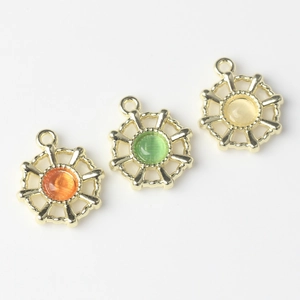 Drei Sonnenanhänger aus Legierung mit Harzinlay in Orange, Grün und Gelb für DIY Schmuck