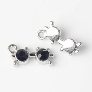 Détail du pendentif lunettes en alliage argenté avec zircons noirs pour bijoux DIY