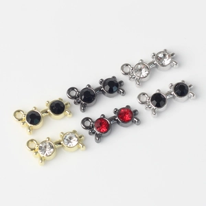 Pendentifs en alliage avec zircons incrustés en six combinaisons de couleurs métalliques