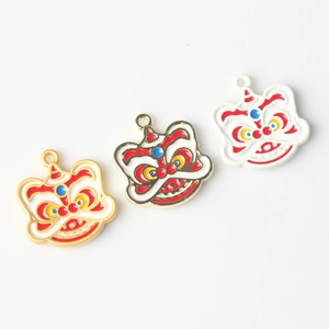 Tres colgantes de danza del león chino en esmalte rojo amarillo azul para creación de joyería