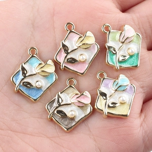 Lot de 5 pendentifs tulipes avec perles pour bijoux DIY, présentés en main pour la taille
