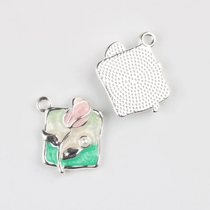 Détail du pendentif tulipe carré en alliage avec rose émaillée et perle pour bijoux DIY