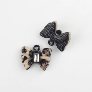Details von Leopardenmuster- und matt-schwarzen Schleifenanhängern mit Zirkonia-Inlay