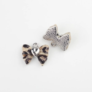 Leopardenmuster-Schleifenanhänger mit Silberherz für DIY-Schmuck und Zubehör