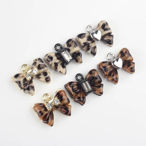 DIY Schmetterlingsanhänger mit Leopardenmuster und Kristalldetails für Schmuckgestaltung