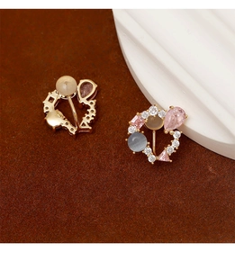 Détail de boucles d'oreilles clips en cristal rose avec coussinets en silicone