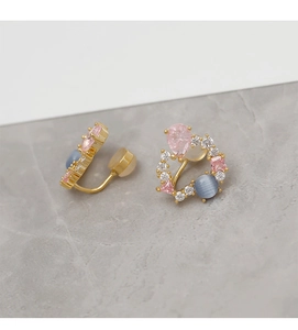 Détails de clips d'oreilles aux pierres roses et bleues avec coussinets en silicone