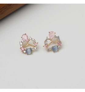 Détails de clips d'oreilles dorés avec pierre œil de chat rose et zircons brillants