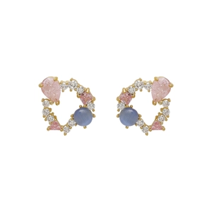 Boucles d'oreilles dorées avec pierres œil-de-chat et zircons roses au design asymétrique