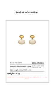 Détail de boucles d'oreilles plaquées or 18K avec émail nacré et tiges en argent 925