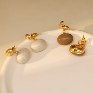 Boucles d'oreilles minimalistes en métal doré avec marbre blanc et pierre brune
