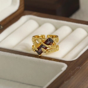 Anillo vintage ajustable de oro con textura de lava y piedra preciosa roja rectangular