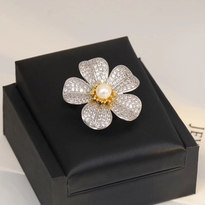 Élégante Broche Fleur en Cuivre avec Zirconia et Künstliche Perle Artificielle Épingle à Cinq Pétales pour Femme Manteau Robe Bijoux