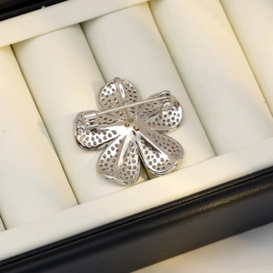 Broche fleur argentée élégante avec oxydes de zirconium et perle sur un écrin