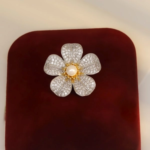 Broche fleur exquise avec pétales en zircon et perle ronde sur velours rouge